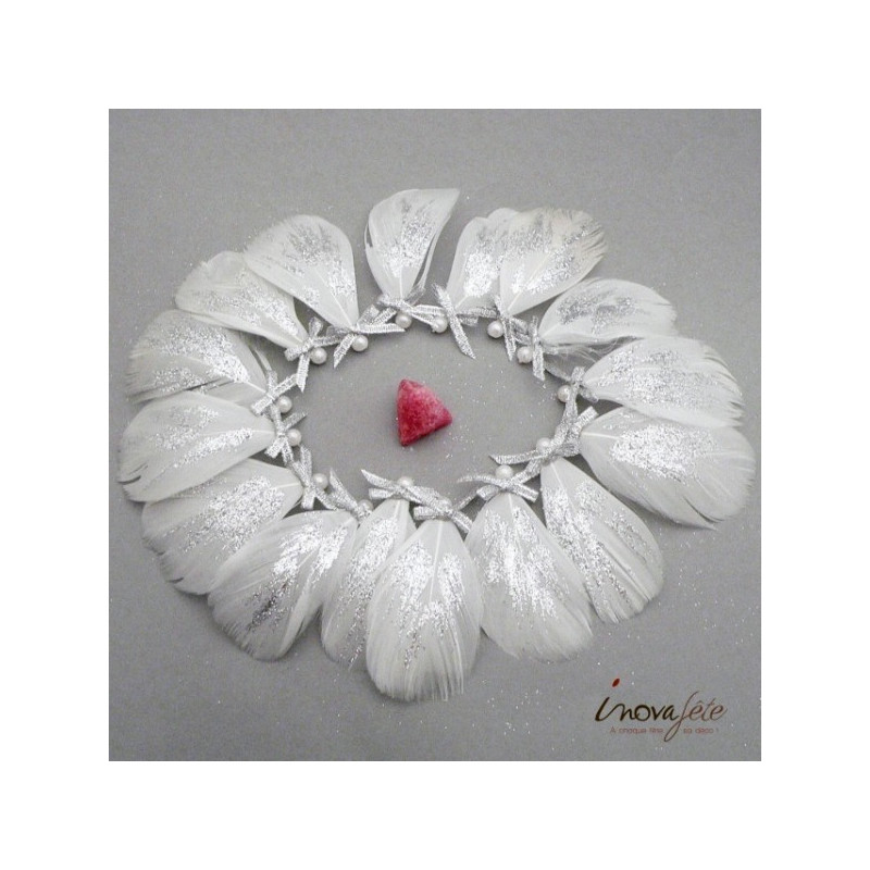 Plume blanche argentée avec noeud /45, une décoration de table de qualité Plume blanche argentée avec noeud /45, une décoration de table de qualité