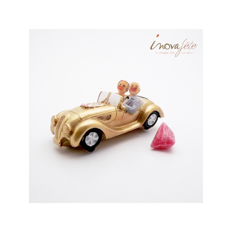 Voiture avec couple noces dor, décoration table danniversaire de mariage Voiture avec couple noces dor, décoration table danniversaire de mariage