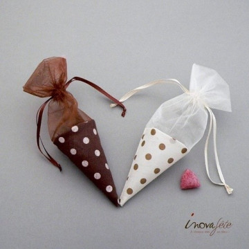 Cône à dragées textile chocolat à pois blanc