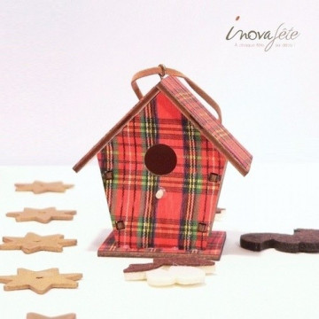 Décor nichoir à oiseau en bois motif tissus écossais Label Fête