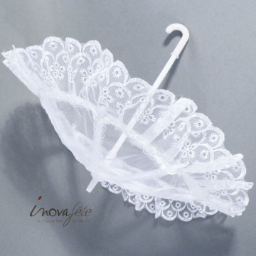 Décor petite ombrelle dentelle blanche - Label Fête