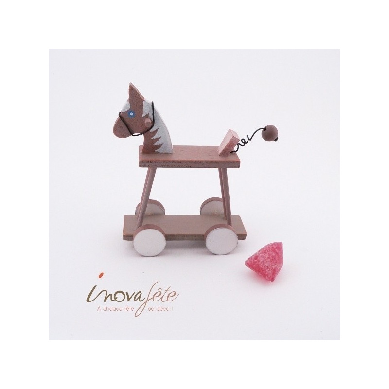 Petit cheval à roulettes, contenant dragées pour baptème Petit cheval à roulettes, contenant dragées pour baptème